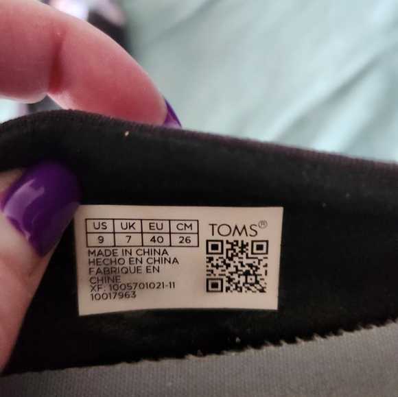 TOMS Black alpargata slip-ons - Picture 3 of 3